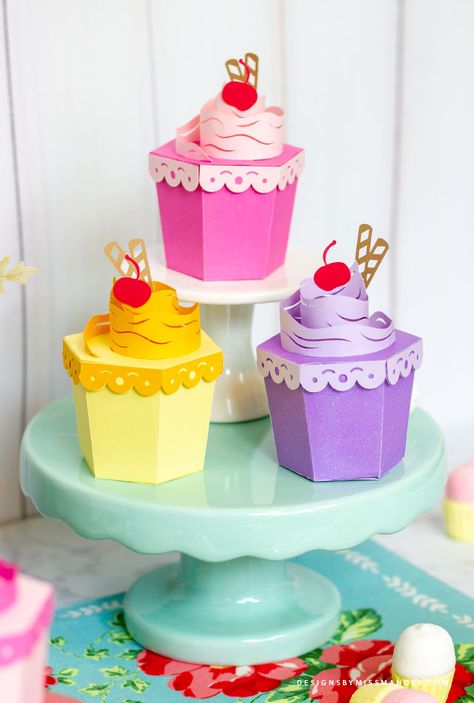 FREE 3D Cupcake Treat Boxes – 3D Cut Files - Designs By Miss Mandee. Birthday, party, 3D, 3D Cupcake Treat Boxes, 3D Cut Files, box, boxes, cake, candy, chocolate, confectionary, Cricut, cupcake, cut file, die cut, free, freebie, gift, marshmallows, silhouette, svg, treat, paper craft, 3D design. Cupcake Paper Crafts, Cake Paper Craft, Silhouettes Disney, 3d Cupcake, Cupcake Template, Paper Cakes, Cupcake Crafts, Paper Cake Box, Cricut Images