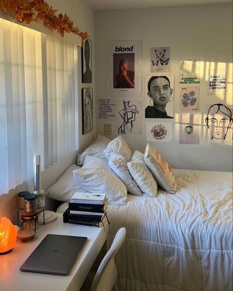 Room Inspo Tilted Roof, Dark Aesthetic Bedroom Ideas Korean, Minimalistic College Dorm, Simple Aesthetic Rooms, What To Do With A Blank Wall Bedroom, Aesthetic Bedroom Simple, Made Bed Aesthetic, Simple Room Ideas Minimalism, Dorm Room Aesthetic Minimalist