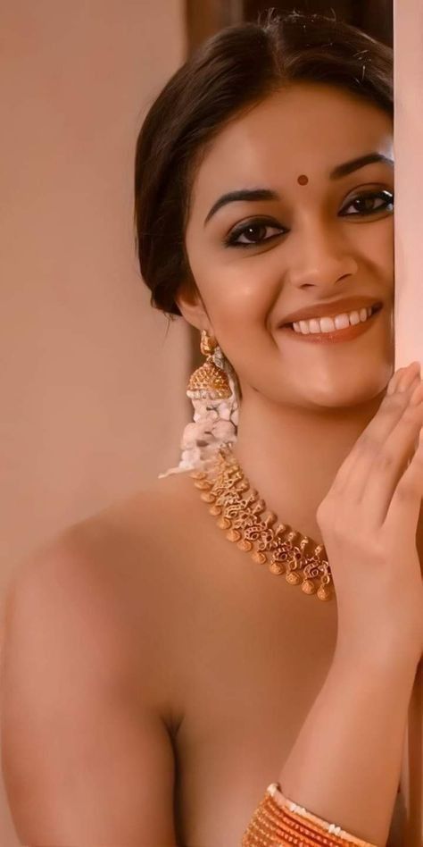 Keerthi Suresh, Keerthy Suresh, Actress Hairstyles, Regular People, Actress Without Makeup, Beauty Face Women, Normal People, Hottie Women, Beautiful Lips