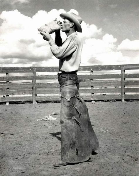 Cowboy taking a drink at Bell ranch in New Mexico.Early 1900s. Western Horseman, Old West Photos, Cowboy Pictures, Real Cowboys, Wild West Cowboys, Wilde Westen, Into The West, Cowboy Girl, The Lone Ranger