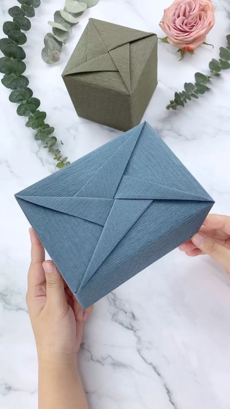 Instagram Gift Wrapping Ideas For Big Boxes, Box Wrapping Ideas Diy, How To Make A Gift Box Out Of Cardboard, How To Wrap A Gift Without A Box Diy, Craft Paper Wrapping Ideas, Diy Boxes For Gifts, Sustainable Gift Wrapping, Diy Fabric Gift Wrap, Packing Ideas Gift