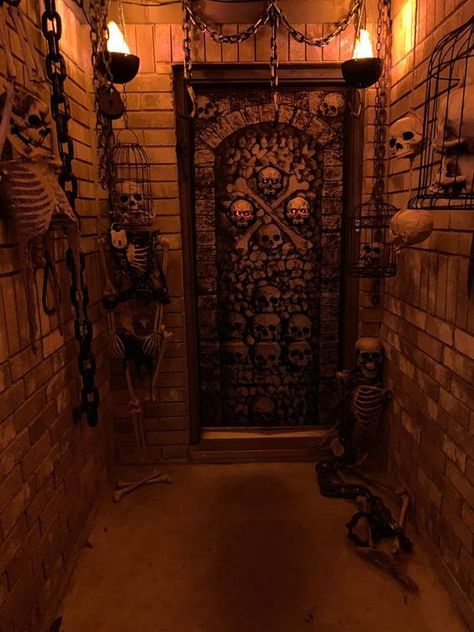 80+ Spookiest DIY Halloween Decorations That Will Give You Goosebumps - Hike n Dip Halloween Castle Aesthetic, Scary Staircase Halloween, Interior Haunted House, Halloween Home Haunts, Scary Hallway Haunted Houses, Dungeons And Dragons Halloween Decorations, Midevil Halloween Decor, Dungeon Halloween Party, Victorian Haunted House Decorations