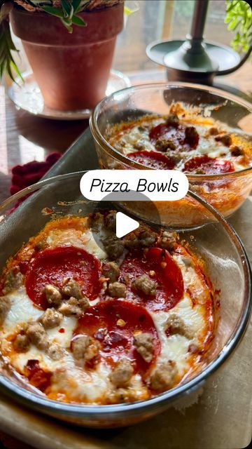 High Protein Pizza, Pizza Bowls, Low Carb Breakfast Ideas, Carb Breakfast Ideas, Protein Pizza, Pizza Bowl, Healthy Board, Ideal Protein Recipes, Oven Safe Bowls