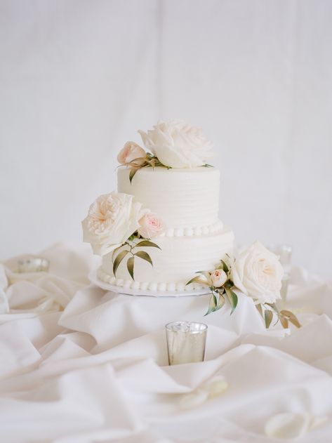 Two-Tier White Wedding Cake with Lush Roses July Wedding Colors, Wedding Cakes One Tier, Brown Wedding Cakes, Classy Wedding Cakes, Wedding Cake Pearls, Minimalist Wedding Decor, Simple Wedding Decorations, Wedding Cake Photos, Floral Wedding Cake