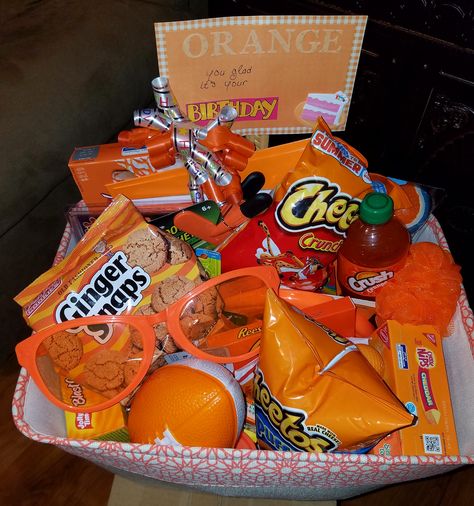 Color Party Basket Ideas For Adults, Orange Themed Snack Basket, Color Themed Party Basket Orange, Orange Birthday Basket, Color Theme Party Basket Orange, Orange Color Gift Basket Ideas, Rainbow Picnic Orange Food Ideas, Orange Food Basket, Things To Put In A Birthday Gift Basket