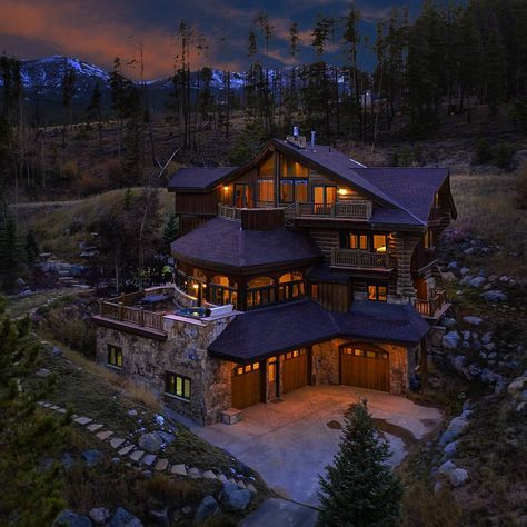 House Design Cabin, Big Beautiful Houses, Big Cabin, Big Cottages, Cabin Mansion, Cottage Core House, Cozy Houses, Ecological House, Warm Fireplace