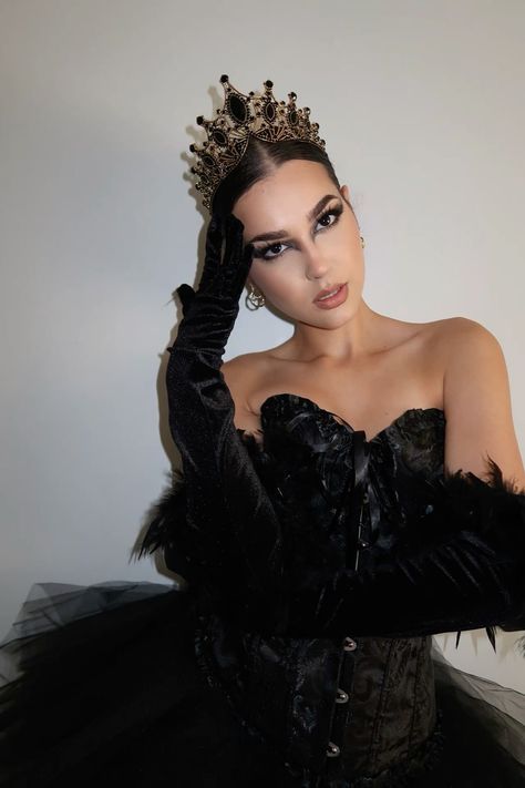 Black Swan Gown, College Halloween Costume Brunette, Halloween Inspo For Brunettes, Halloween Ideas Brunette, The Black Swan Costume, Black Swan Inspired Makeup, Halloween Costume Black Corset, Black Swan Costume Makeup, Black Swan Outfits Inspired