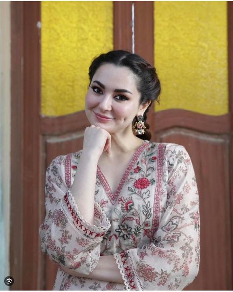 Hala Hamza, Hania Amir Dresses, Haniya Amir, Classy Women Quotes, University Outfits, Desi Dress, Dress Patterns Diy, Simple Hand Embroidery Patterns, Hania Amir