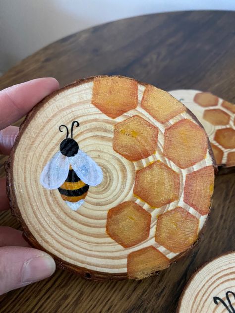 Honey Acrylic Painting, Coaster Ideas Wood, Honey Comb Coasters, Wood Coaster Painting Ideas, Acrylic Painting Coasters, Wood Coasters Painted, Wood Slices Projects, Wood Coaster Ideas Paint, Painted Wooden Coaster Ideas