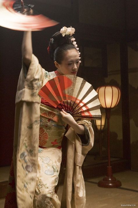 'Fan Dance' from the movie “Memoirs of a Geisha”.  Sayuri wears a furisode (kimono with long, flowing sleeves) embroidered with cherry blossoms. You’ll notice tucks at the shoulders and about halfway down the sleeves of the furisode- this is a part of the maiko look, and is only used in kitsuke with children and maiko Colleen Atwood, Furisode Kimono, Camille Claudel, Fan Dance, Memoirs Of A Geisha, Crimson Peak, Zhang Ziyi, World Dance, Boardwalk Empire