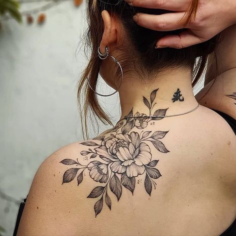 Flower Neck Tattoo, Feminine Shoulder Tattoos, Neck Tattoos Women, Tattoo Magazine, Beautiful Flower Tattoos, Flower Tattoo Shoulder, Floral Tattoo Sleeve, Greek Tattoos, Peonies Tattoo