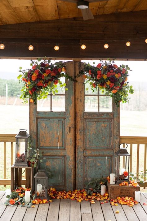 Homemade Barn Doors For Wedding, Antique Wedding Backdrop, Door Arbor Wedding, Antique Doors Wedding Backdrop, Wedding Venue Door Decor, Vintage Wedding Backdrop Ideas, Rustic Door Wedding Decor, Old Door Backdrop Wedding, Vintage Doors Wedding