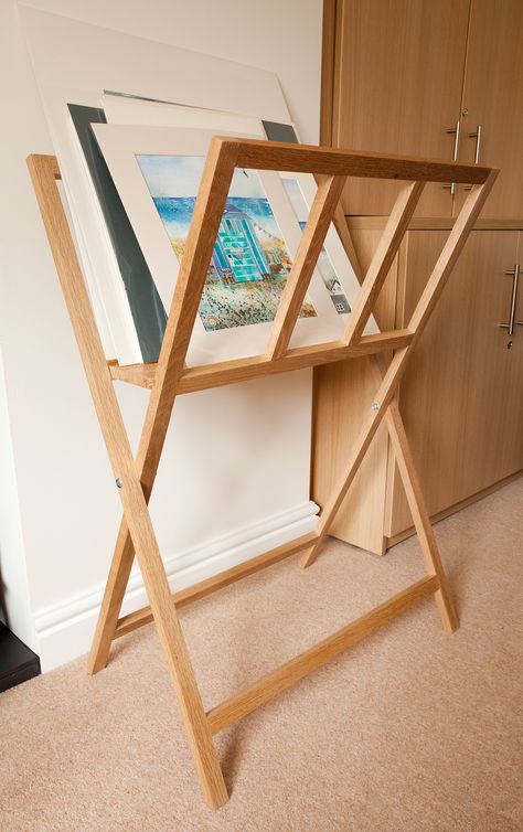 Artist's portfolio stand in oak Canvas Storage Ideas, Craft Booth Design, Art Fair Display, Painting Stand, Art Fair Booth, Art Studio Organization, Art Studio Room, Art Studio Design, Craft Booth Displays