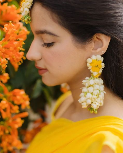 Flower Necklace For Haldi, White Floral Jewellery For Haldi, White Outfits For Haldi, Holud Flower Jewellery, Haldi Look With Flower Jewellery, Diy Haldi Jewellery For Bride, Brides Haldi Outfit, Flower Jewelry Designs For Haldi, Haldi Ceremony Flower Jewellery