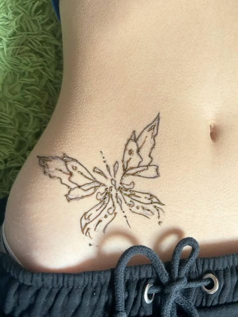 Butterfly Henna Tattoo Designs, Henna Y2k Design, Henna On Collar Bone, Henna Designs Waist, Non Traditional Henna Designs, Stomach Henna Designs, Cute Mehndi Tattoo, Indian Style Tattoos, Butterfly Henna Tattoo