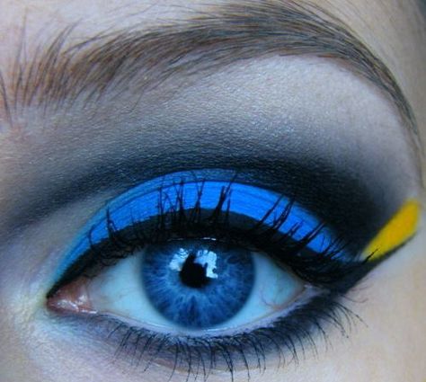 Dory (Regal Tang) inspired eye makeup, perfect for the reefer Dory Makeup, Dory Costume, Disney Eye, Makeup Steps, Disney Makeup, Makeup Easy, Egyptian Style, Unique Makeup, Costume Diy