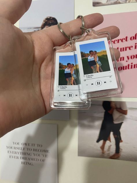 Diy Photo Keychain, Spotify Photo, Valentijnsdag Diy, Photo Keychains, Customized Phone Covers, Emprendimiento Ideas, Personalised Keyrings, Personalised Gifts Diy, Photo Keyrings