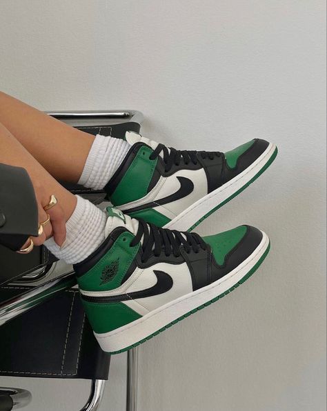 Green Nike Shoes, Buty Jordan, Boty Nike, Dr Shoes, Jordans Girls, Jordan Shoes Girls, All Nike Shoes, Nike Air Shoes, Cute Nike Shoes