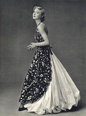 Balenciaga's "apron" gown, Paris 1953 - I'm going to be redoing this gown in my head for awhile.... there's something inspiring about the construction. Glamour Vintage, 얼굴 그리기, Fifties Fashion, Paris Mode, Fashion 1950s, Retro Mode, Vintage Gowns, Vintage Couture, Vintage Mode