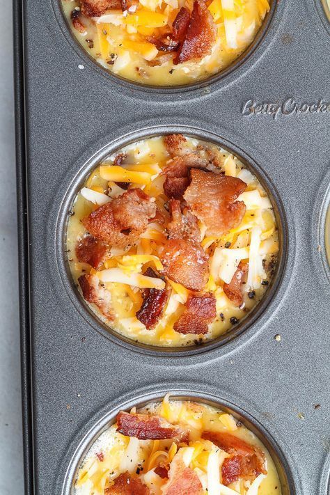 Cheesy #bacon Egg Muffins - Low in carbs and high in protein - The perfect make-ahead breakfast for on the go. Breakfast For On The Go, Bacon Egg Muffins, Egg Muffins Recipe, Desayuno Keto, Comidas Keto, Cheesy Bacon, Egg Muffins, Best Breakfast Recipes, Breakfast On The Go