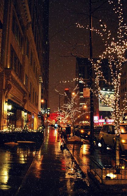 City Night Lights Aesthetic, Nighttime Christmas Photos, Christmas Night Photography, Christmas Street Photography, Christmas Street Aesthetic, Night Christmas Aesthetic, Christmas City Aesthetic, Christmas Night Aesthetic, Christmas City Lights