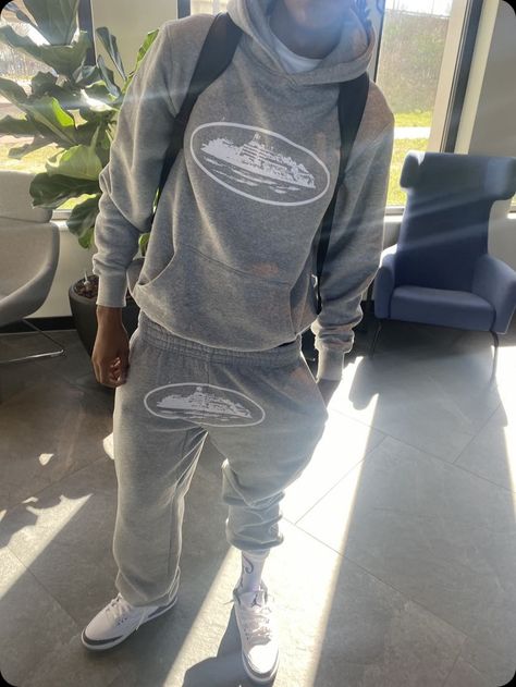 Cortiez Tracksuit Boy, Crtz Corteiz Tracksuit Grey, Corteiz Tracksuit Boy, Best Tracksuits Men, Men’s Tracksuit Style, Quarter Zip Aesthetic, Essentials Tracksuit Outfit Men, Guy Tracksuit, Cool Tracksuits