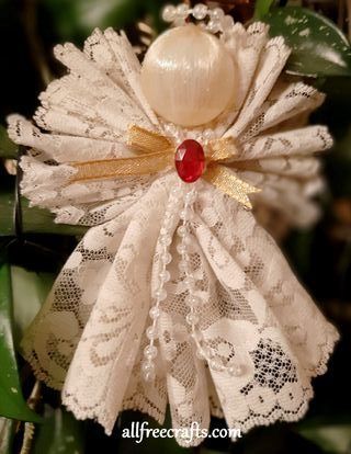 Christmas Angels Diy, Angel Ornaments Diy, Diy Christmas Angel Ornaments, Lace And Beads, Christmas Angel Crafts, Neli Quilling, Diy Angels, Free Crafts, Christmas Angel Ornaments