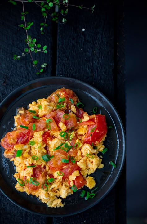 Scrambled Eggs Healthy, Scrambled Eggs With Tomatoes, Eggs With Tomatoes, Tomato Breakfast, Scrambled Eggs Recipe, Diy Easy Recipes, Tomatoes Recipe, Cooking Tomatoes, Easy Chinese Recipes