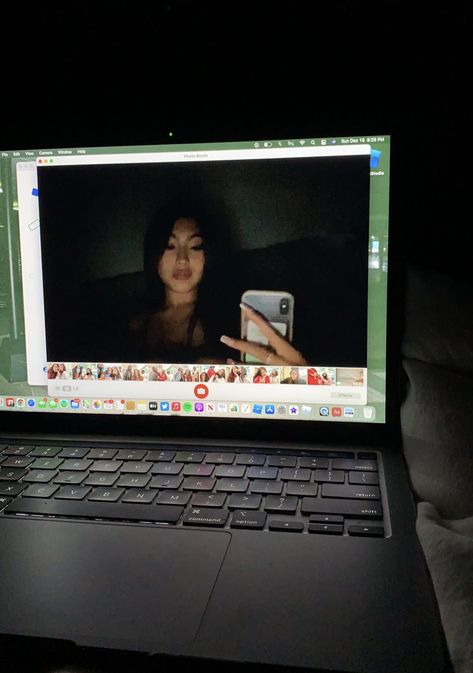 Computer Pics Ideas, Selfie Ideas In Room, Computer Selfie Poses, Computer Selfie Ideas, Mac Book Picture Ideas, Computer Selfie Aesthetic, Mac Book Photobooth Selfie, Macbook Photobooth Selfies Aesthetic, Laptop Pictures Aesthetic