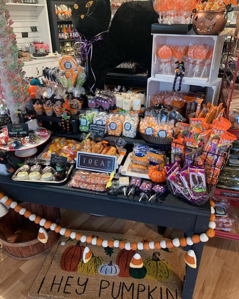 Outdoor Halloween Candy Table, Halloween Candy Bar Ideas, Halloween Candy Display, Halloween Candy Table, Candy Store Display, Forest Halloween, Halloween Candy Bar, Old Candy, Candy Display