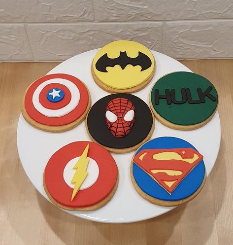 Superhero Biscuits, Marvel Cookies Decorated, Marvel Cookies, Avengers Cookies, Superhero Cookies, Superhero Birthday Cake, Halloween Party Treats, Cookies Decoradas, Iced Biscuits