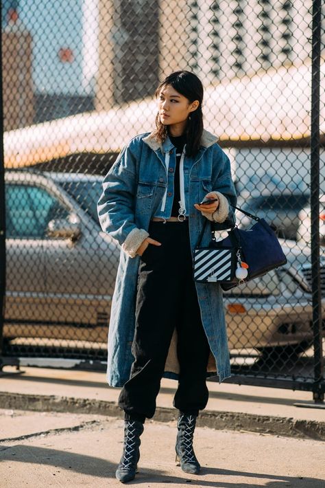 Day 6 Casual Chic Street Style, Longline Denim Jacket, Plunging Dress, Denim Street Style, Street Style 2018, Lana Condor, Street Style Edgy, Fresh Outfits, Plunge Dress