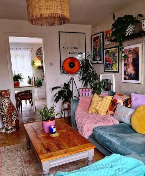 Boho Corner Retreat: Plants, Frames, Quotes, and Cozy Conversations Tiny Home Maximalist, Gen Z Decor, Fun Living Room Ideas, Bright Maximalist Decor, Indie Living Room, Vintage Maximalist Decor, Deco Studio, Hemma Diy, Future Apartment Decor