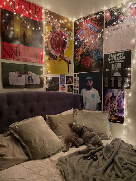 Room tour room inspo room inspiration bedroom decor posters aesthetic room aesthetic bedroom wall art cozy bedroom #chaoticroomaesthetic #grungeroom #dreamroom Ceiling Collage Bedroom, Bedroom With Movie Posters, Posters On Roof Bedroom, Room Inspo Messy, Rap Room Aesthetic, Britpop Bedroom, Room Full Of Posters, Sporty Room Aesthetic, Street Style Room Aesthetic