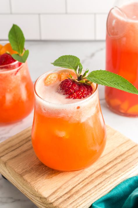 Strawberry Peach Drink, Peach Strawberry Mocktail, Strawberry Peach Lemonade, Goto Recipe, Peach Water, Peach Drinks, Peach Syrup, Strawberry Drinks, Peach Lemonade