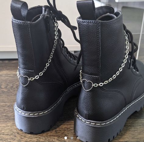 Decorating Doc Martens, Boot Chains Diy, Alt Clothes Diy, Shoe Chain, Stylish Jewelry Accessories, Boot Charms, Boot Chains, Diy Clothes Design, Sneaker Jewelry