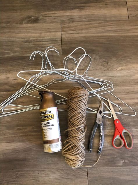 DIY Twine Star - The Shabby Tree Julkransar Diy, Wire Hanger Crafts, Fun Garden Decor, Jul Diy, Twine Diy, Twine Crafts, The Shabby Tree, Hanger Crafts, Shabby Tree