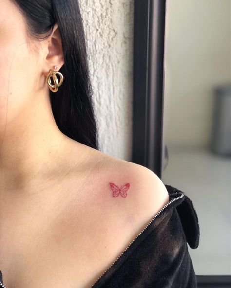 Bow Tattoo Shoulder, Mini Bow Tattoo, Tattoos For Girlfriend, Tiny Tattoos For Women, Butterfly Tattoo On Shoulder, Tato Minimal, Minimal Tattoos, Small Pretty Tattoos, Petite Tattoos