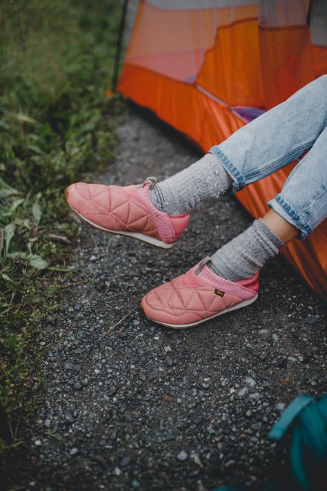 Teva Ember Moc Outfit, Outdoorsy Fits, Teva Ember, Slippers Outfit, Camping Shoes, Long Flights, Granola Girl, Slipper Shoes, Sleeping Bag