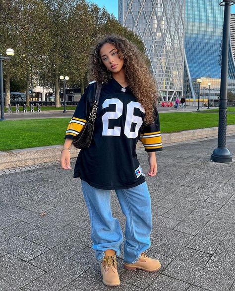 Street Style Outfits Casual, Y2k Girl, 90s Clothing, 90s Inspired Outfits, Couple Selfies, Outfit Inspo Casual, Jersey Outfit, Estilo Hip Hop, Football Outfits