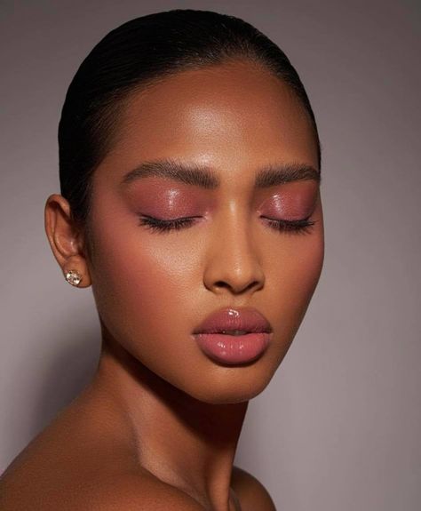 spring monochrome makeup looks to refresh your beauty routine with minimum effort Natural Wedding Make Up Black Women, Bare Skin Makeup Look, Caramel Skin Tone Makeup, Colorful Makeup Brown Skin, Brown Monochrome Makeup, Soft Editorial Makeup, Formal Makeup Black Women, Glossy Lid Eye Makeup, Elyse Aesthetic