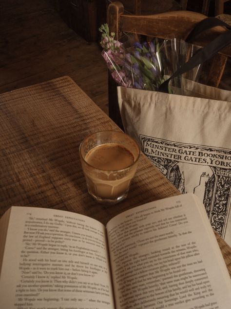 Coffee Shop Book Aesthetic, Rainy Day Cafe Aesthetic, Cosy Coffee Aesthetic, Study At Coffee Shop Aesthetic, Cozy Book Reading Aesthetic, Cosy Book Aesthetic, Reading Coffee Aesthetic, Coffee Aesthetic Autumn, Reading At A Coffee Shop