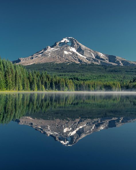 Trillium Lake Oregon [OC][1080x1350] IG: @holysh0t  Click the link for this photo in Original Resolution.  If you have Twitter follow twitter.com/lifeporn5 for more cool photos.  Thank you author: http://bit.ly/2vOv1QV  Broadcasted to you on Pinterest by pinterest.com/sasha_limm  Have The Nice Life! Water Reflection Photography, Willy Ronis, Trillium Lake, Mount Hood, Reflection Photography, Water Reflections, Oregon Travel, Landscape Pictures, Beautiful Places To Visit