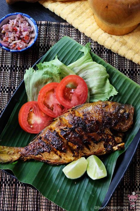 Balinese Ikan Bakar – Grilled to perfection with a moist & flaky flesh inside, and a crispy charred skin on the outside. Resep Seafood, Ayam Bakar, Indonesian Cuisine, Grilled Seafood, Jimbaran, Malaysian Food, Grilled Fish, Indonesian Food, African Food