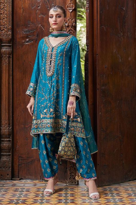 Sardari Suits Women, Punjabi Party Wear Suits, Karachi Suit, Suit Sketch, Mehndi Celebration, Marriage Suit, Ansab Jahangir, Dabka Work, Mehndi Outfit