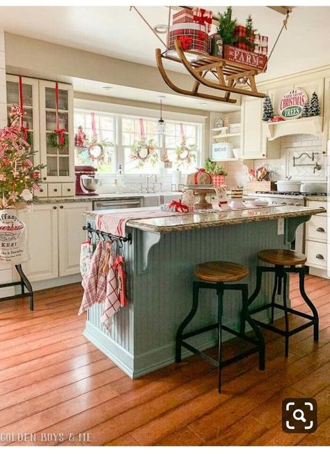 Kabinet Dapur, Farmhouse Christmas Decor, Christmas Kitchen, Kitchen Makeover, Christmas Deco, Küchen Design, Farmhouse Christmas, Rustic Christmas, Country Kitchen