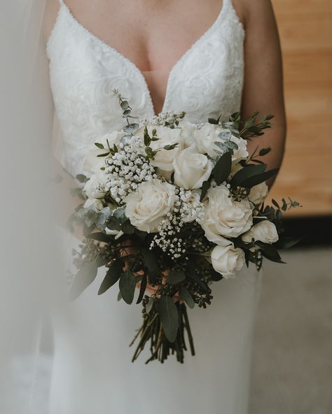 Obsessed with green and white minimal bouquets💐 shanialeeannaphoto.com Second for @katieleephotographywi Edited by me✨ #shanialeeannaphotography #wisconsinphotographer #wisconsinweddingphotographer #minnesotaphotographer #minnesotaweddingphotographer #lapointeevents #mnbride #wibride #storyteller #documentary #weddingflorals #weddingvendors #minneapolisphotographer Dark Green And White Wedding Bouquet, Hunter Green Wedding Bouquet, Wedding Bouquet White Green, Sage Green And White Wedding Flowers, Dark Green And White Bouquet, Winter Wedding Bouquet Ideas, Winter Wedding Bridal Bouquet, White Dahlia Wedding Bouquets, Dark Green Wedding Bouquet