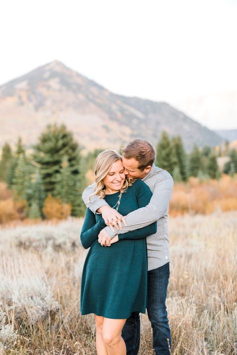 Dark Green Dress Engagement Photos, Fall Maternity Shoot, Family Maternity Pictures, Fall Photo Shoot Outfits, Engagement Photo Outfits Fall, Color Coordination, Cute Engagement Photos, Dress Photography, Fall Engagement Session