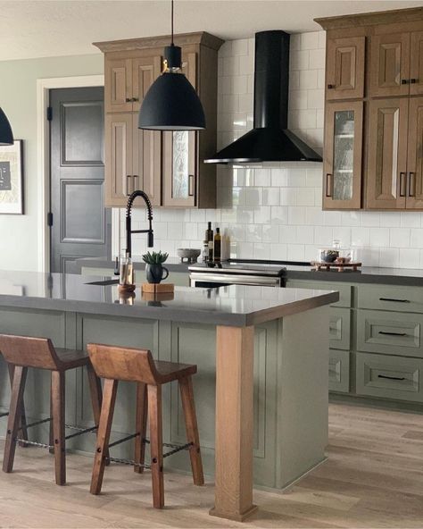 Natural Kitchen Cabinets, Paint Colors Kitchen, Green Kitchen Island, Budget Kitchen Makeover, Light Wood Kitchens, Modern Backsplash, Green Kitchen Decor, Natural Wood Kitchen, Neutral Green