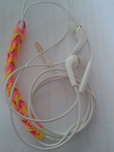 Fun earphones with loom bands made by my son Ryan Lampe Rainbow Loom Bracelets Easy, Loom Designs, Loom Charms, Rainbow Loom Charms, Rainbow Band, Loom Band, Bracelets Easy, Rainbow Loom Bracelets, Loom Bands